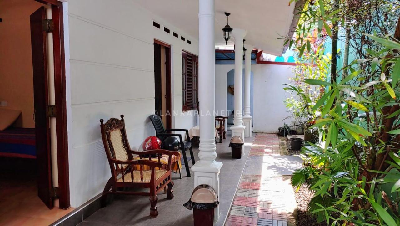 Twin Palms Hotel Mirissa Buitenkant foto